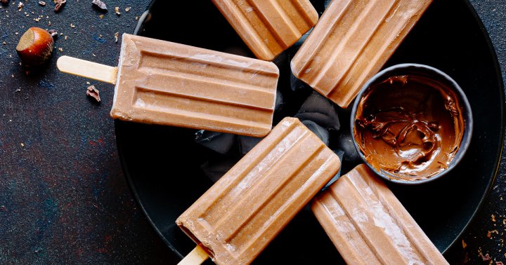 this-recipe-for-fudge-pops-is-delightfully-nostalgic-&-surprisingly-healthy