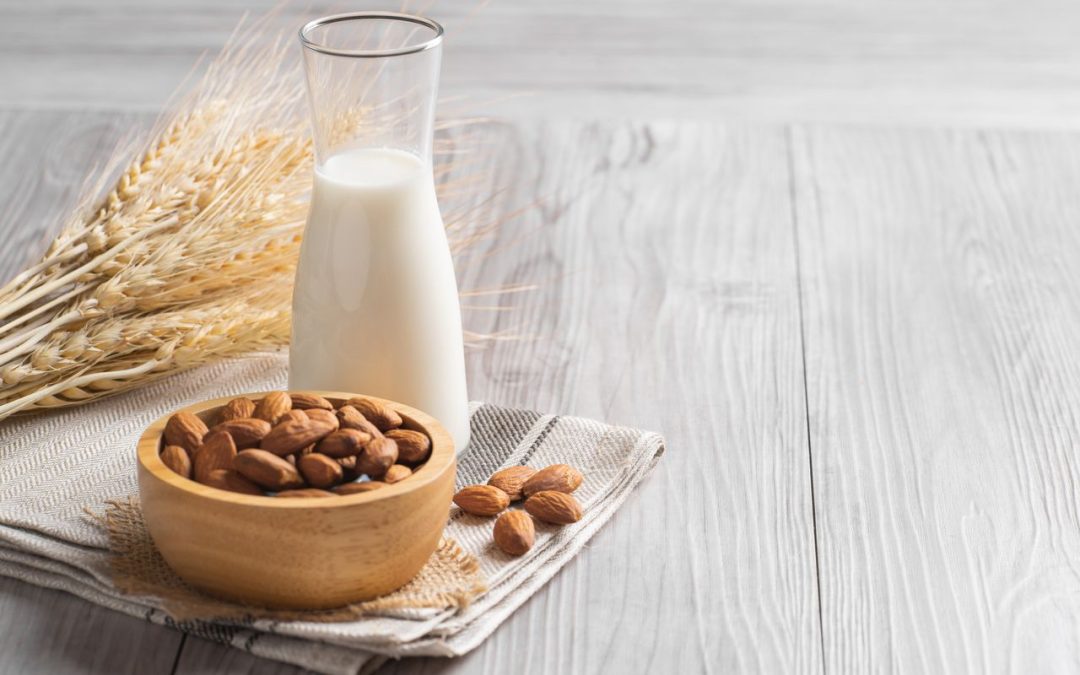 almond-milk-–-health-benefits,-precautions-and-ways-to-use