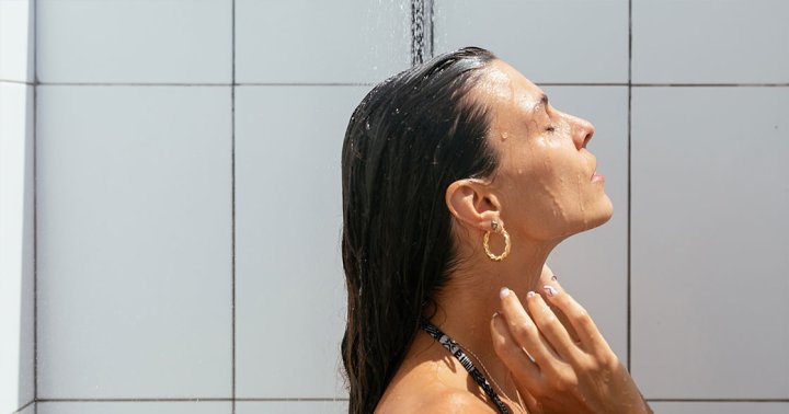 scalp-scrub-vs.-clarifying-shampoo:-when-to-use-each-product