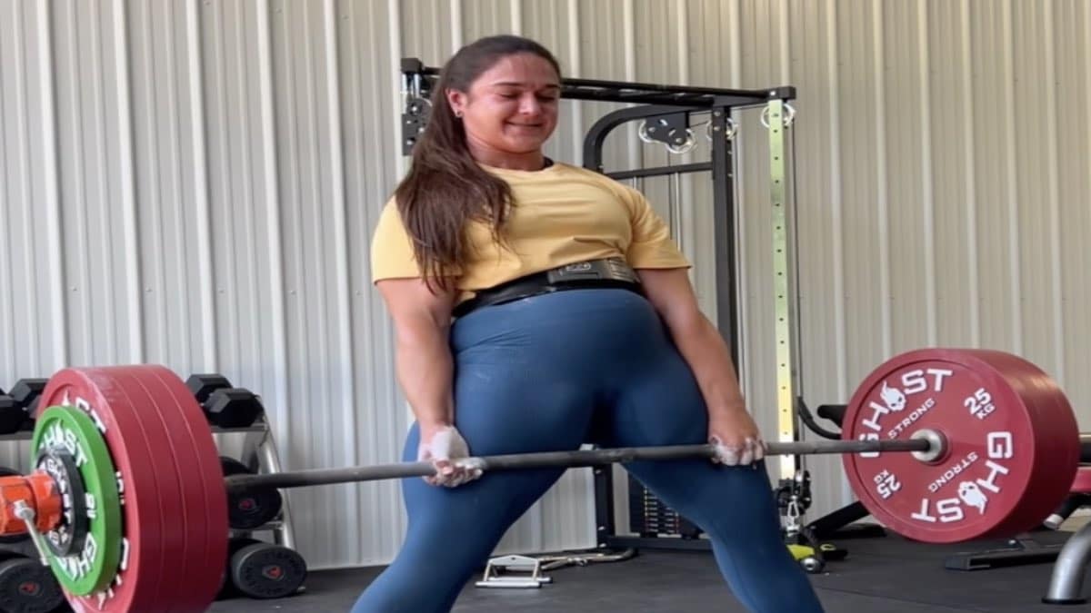amanda-lawrence-(84kg)-crushes-a-551-pound-paused-deadlift-for-a-new-pr