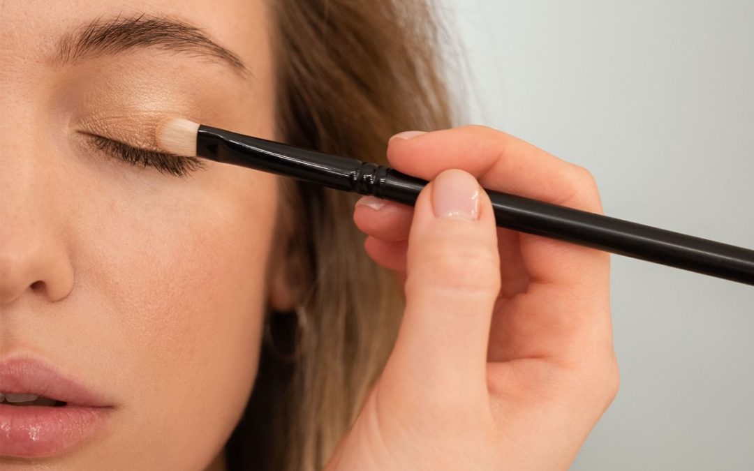 how-to-nail-a-bold-cut-crease-using-your-eyelash-curler