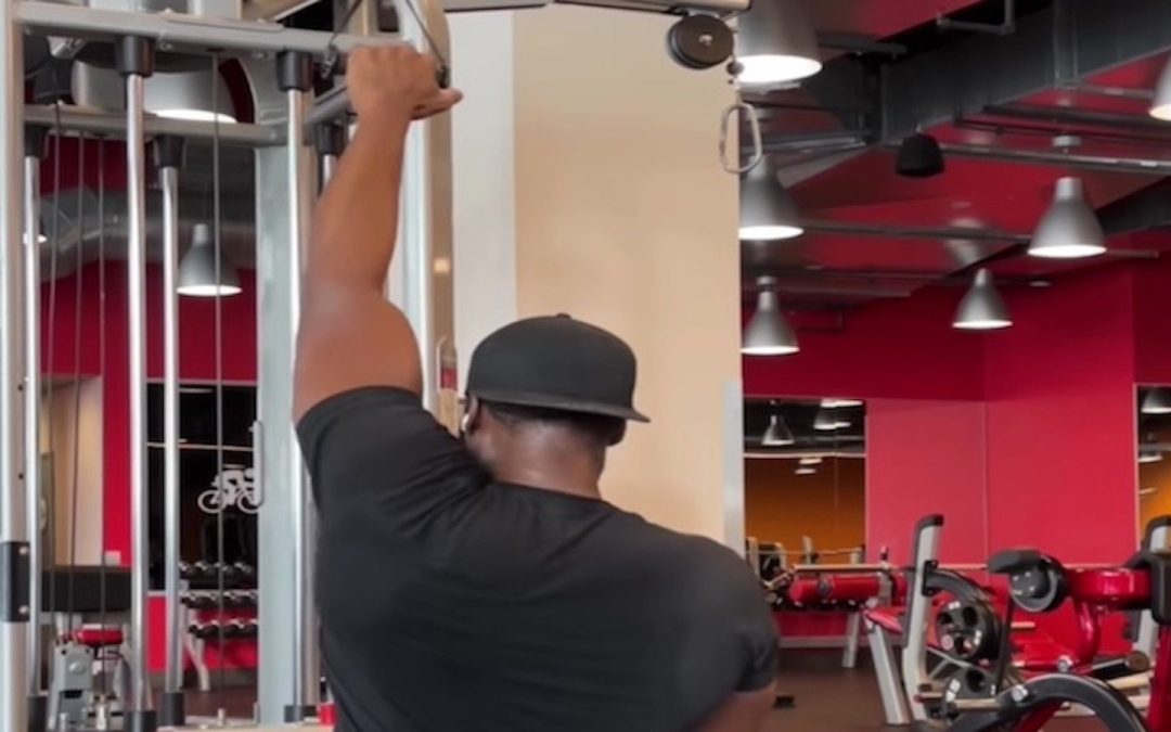 how-to-do-the-single-arm-lat-pulldown-for-back-and-biceps-gains-–-breaking-muscle