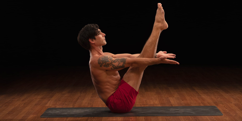 how-to-do-boat-pose-in-yoga-(navasana)
